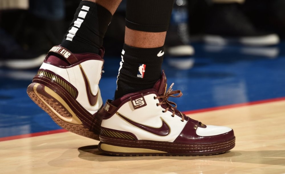 身陷困境，探寻心灵之痛：运动员的内心挣扎与挑战（困境之中，直面心灵之痛：运动员的心理挣扎与考验）