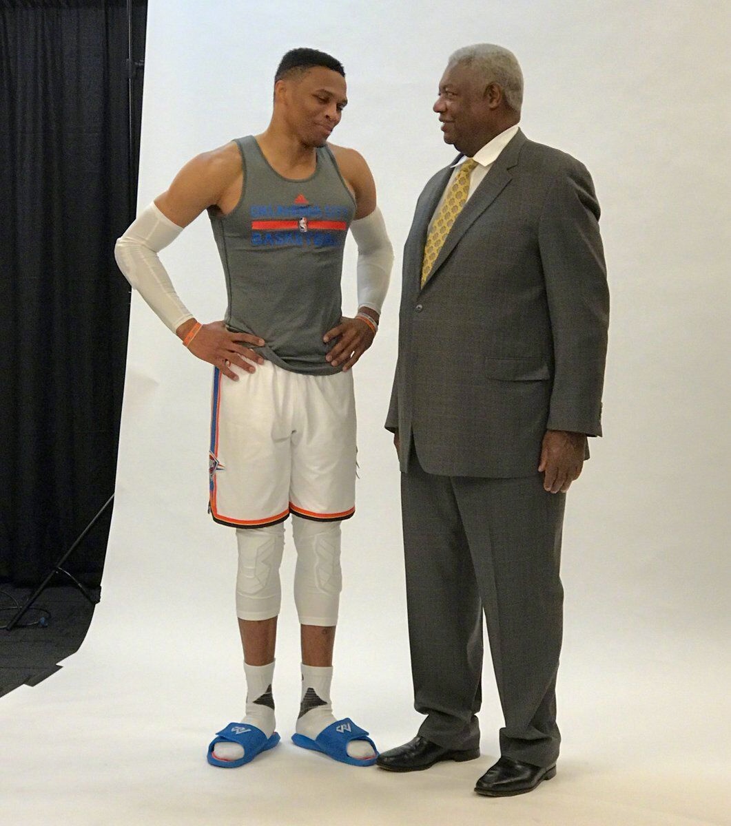 欧冠前瞻：巴萨誓报攻占诺坎普之仇，法兰克福刚经历客场惨案（欧冠前瞻：巴萨誓雪诺坎普之耻，法兰克福刚遭客场惨败）