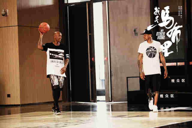 莱奥：阿莱格里对我没有太多具体要求，只是让我保持自由发挥（莱奥：阿莱格里没有过多具体要求，更鼓励我自由发挥）