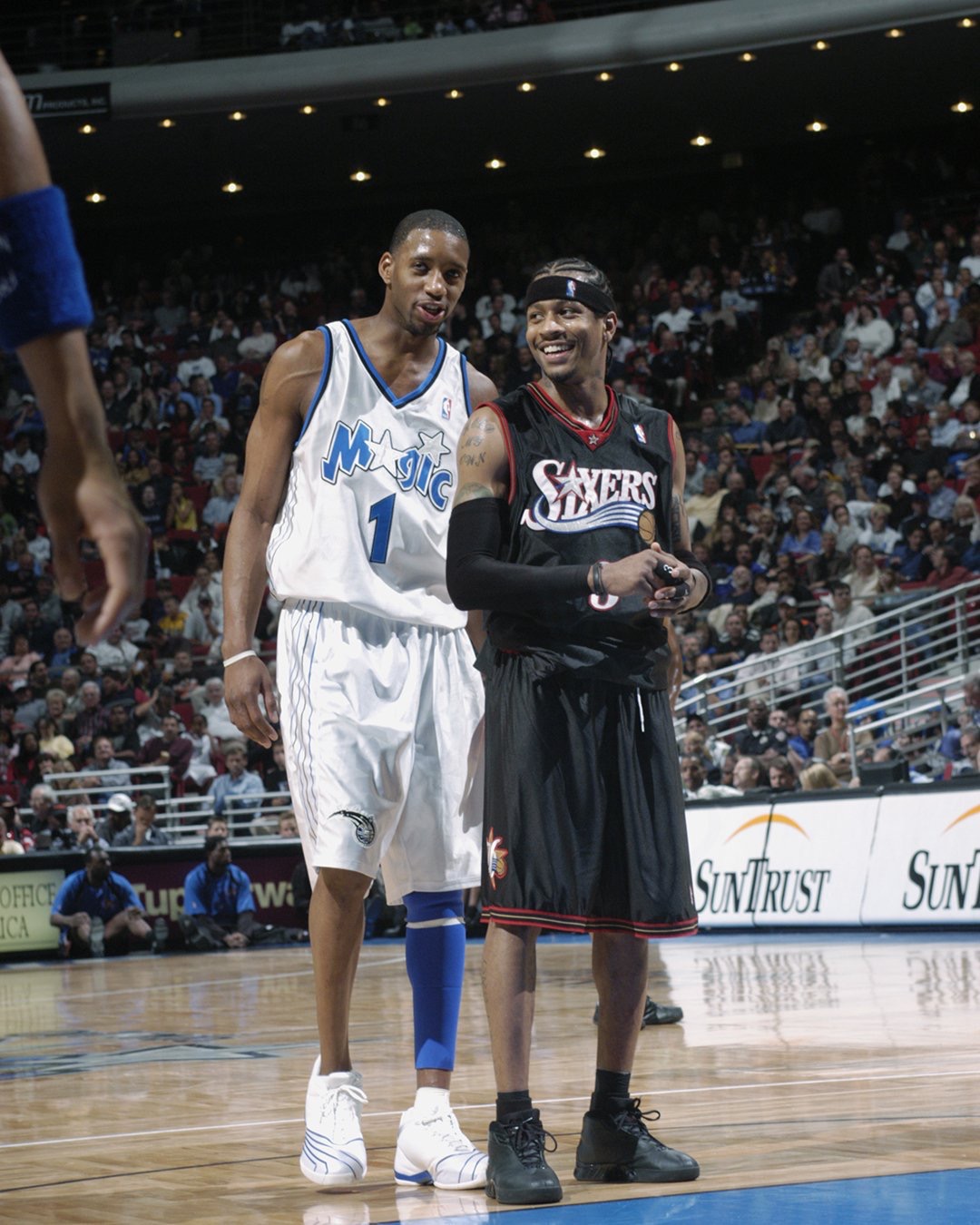 阿森纳豪掷千金破纪录 数据示客场小胜曼联（阿森纳重金投入创纪录 统计显示客场险胜曼联）