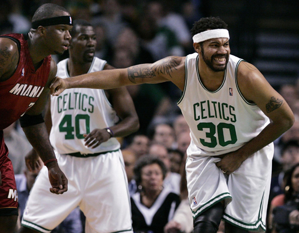 BBC：阿莫林、斯洛特与埃迪·豪为英超受网络辱骂最多主帅（BBC调查：阿莫林、斯洛特、埃迪·豪成英超遭网络辱骂最多的主帅）