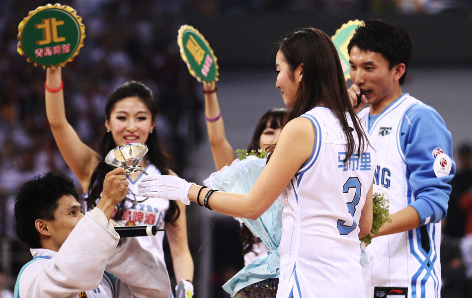 皇马官方：门迪右腿股二头肌肌肉受伤；据悉将缺阵至明年（皇马官宣：门迪右腿股二头肌受伤，预计缺阵至明年）