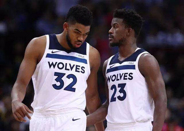 跟队：米兰双雄在为新球场找命名商，目标带来每年超2000万欧收入（记者：米兰双雄为新球场招募冠名商，年收入目标超过2000万欧元）