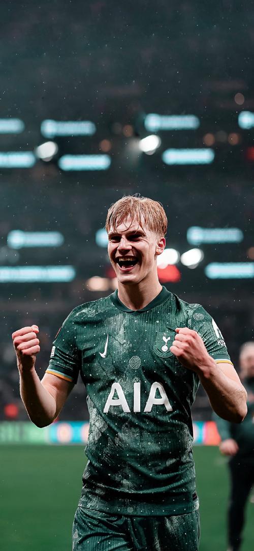 年轻人太着急！爱德华兹突破造犯规没给 随后疯狂大跳大叫要犯规（未吹犯规！爱德华兹突破后连跳连喊索判，年轻人太心急）