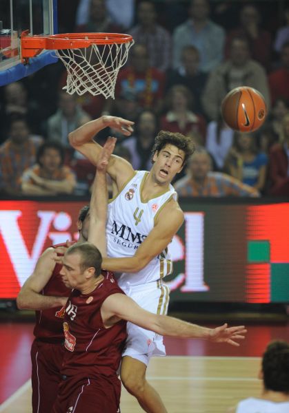 她在轮椅上“投中”梦想（轮椅上的她，投进了梦想）