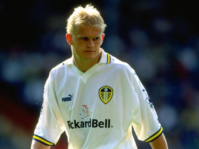 荷甲半场：梅尔韦尔德破门，肖蒂尔建功，兹沃勒2-1海伦芬（荷甲半场战报：兹沃勒2-1领先海伦芬，梅尔韦尔德破门、肖蒂尔建功）